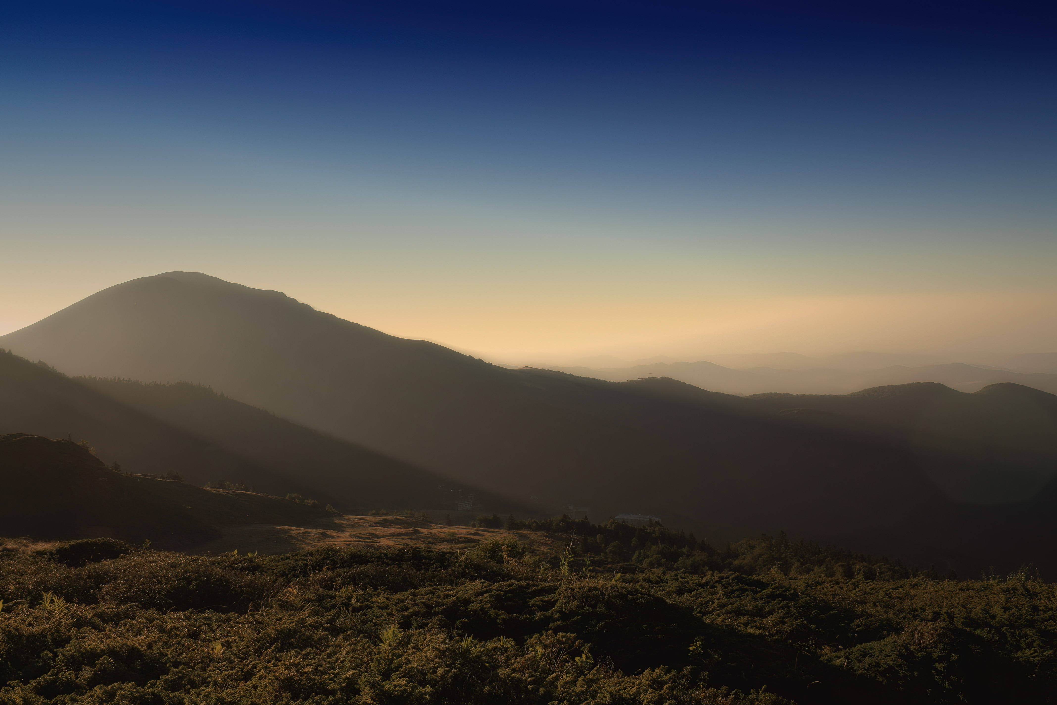 Ombre géante du Fourcat ጠ Lever de brume sur les Monts d'Olmes